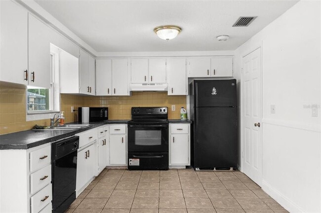 Building Photo - 5330 Poinsettia Dr