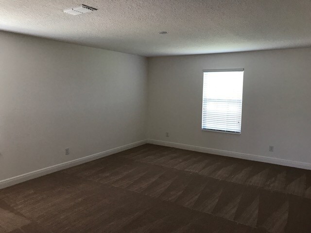 Building Photo - HUGE 5 BEDS TWO STORY!!! CLOSE TO HIGHWAYS...