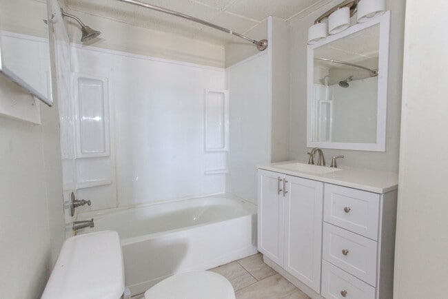 Building Photo - 701 E 14th St