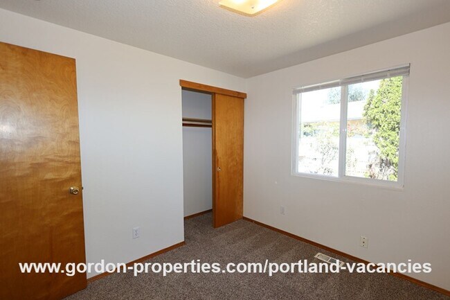 Building Photo - 9641 SE Schiller St
