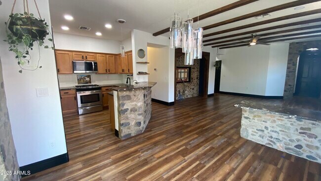 Building Photo - 39519 N White Tail Ln