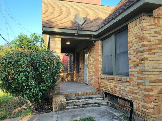 Building Photo - 2811 Chenevert St