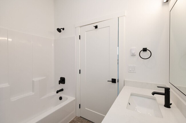 Building Photo - Colorado Apartment Unit 4