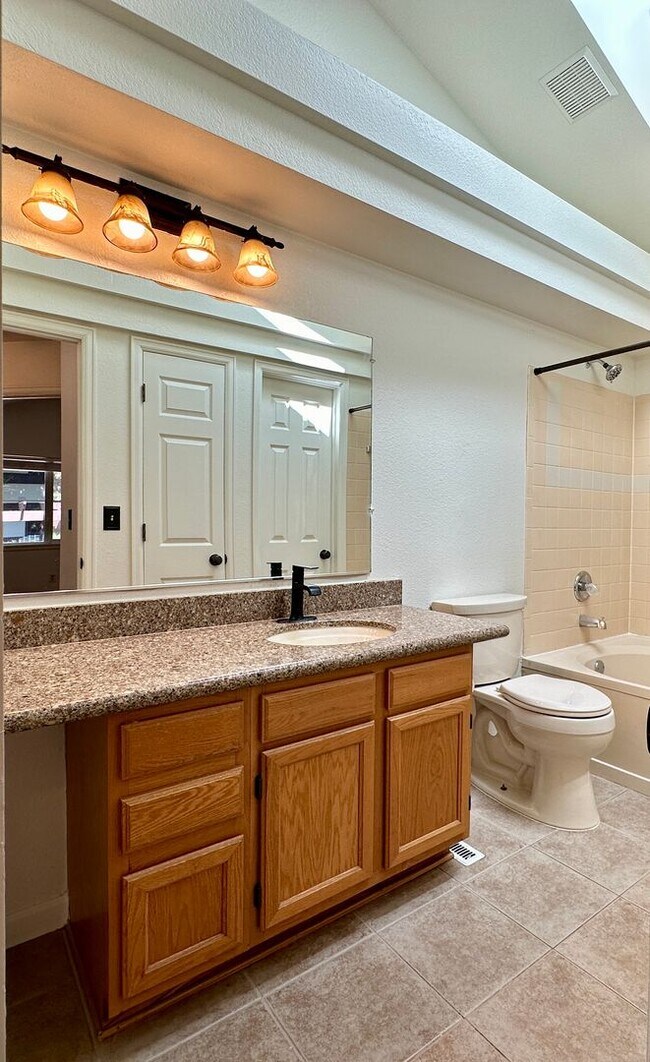 Building Photo - Cheery 3 bedroom 2 Bath Home! Available to...