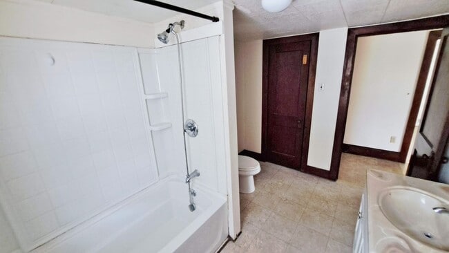 Building Photo - 3 Bed / 1 Bath Single Family Home