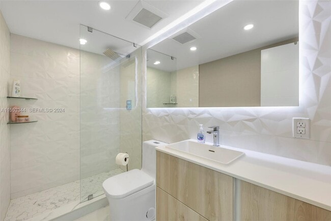 Building Photo - 5151 Collins Ave