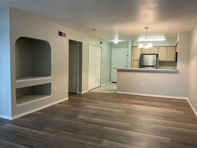 Building Photo - Available now!  Gated Community in Hunters...