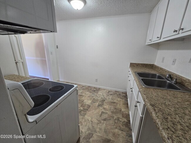 Building Photo - 1700 Bottlebrush Dr