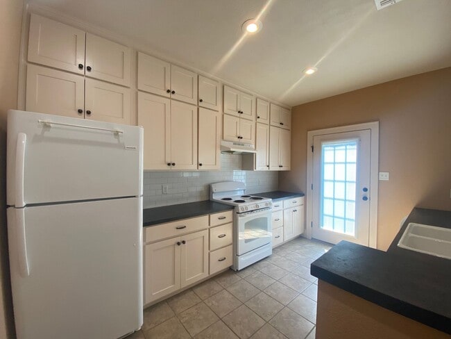 Building Photo - 2 Bedroom 1 Bathroom House - Texarkana, TX