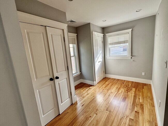 Building Photo - 7 Standish St