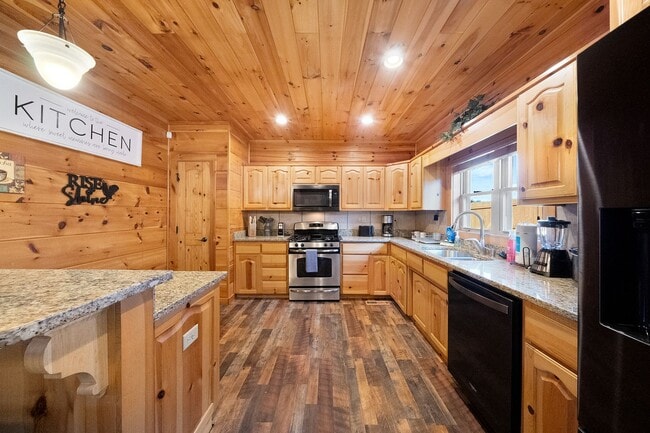 Building Photo - Sevierville 37876 - 3 bedroom, 3.5 Bath, 2486 sq. ft. Cabin and a 672 sq. ft. Studio above garage...