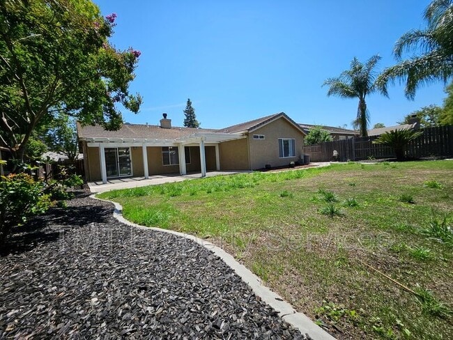 Building Photo - 3533 Des Moines Dr