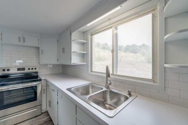 Building Photo - 4 bedroom 2 bath Home