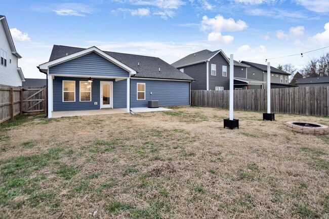 Building Photo - Pet Friendly Three Bedroom!