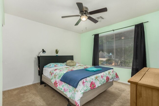 Building Photo - Spectacular 5 bdrm Home, OFFERS SOLAR ELECTRIC!