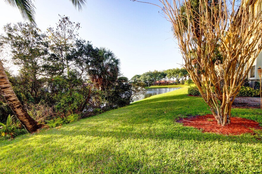 Building Photo - 6143 Seminole Gardens Cir