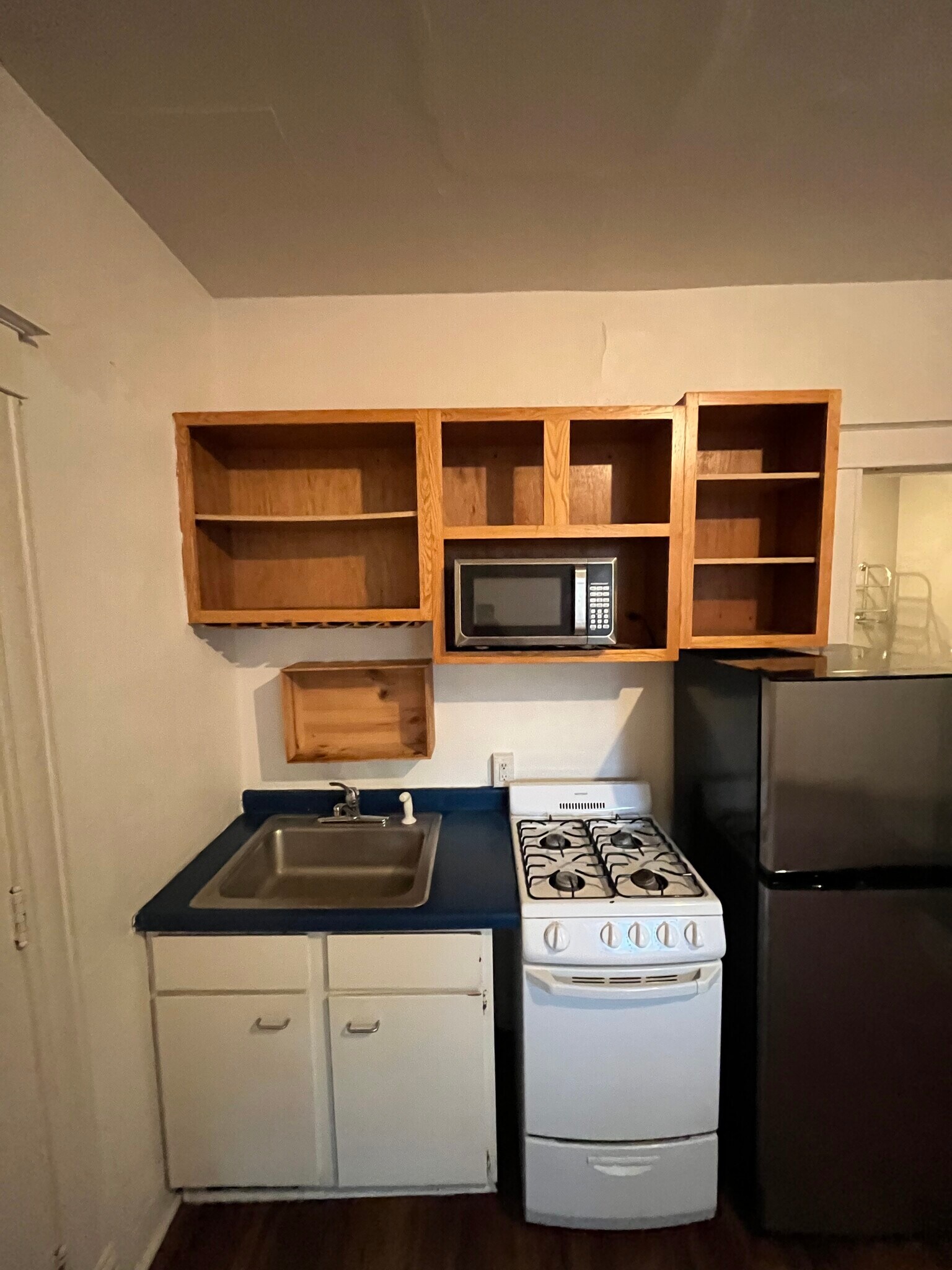 back apartment - 1049 Spaight St