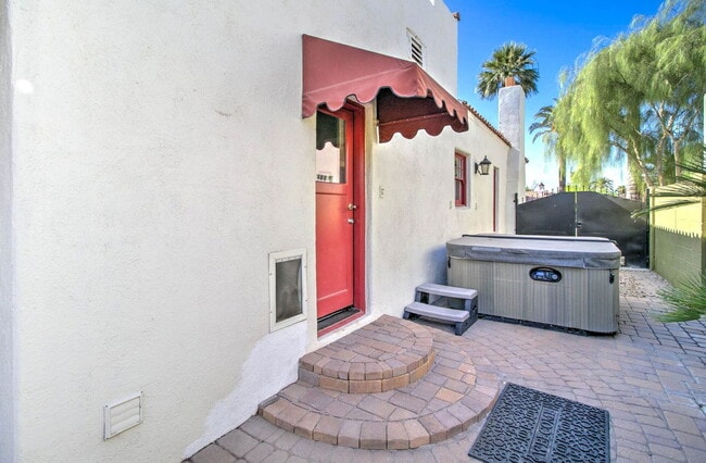 Building Photo - 1310 W Lynwood St