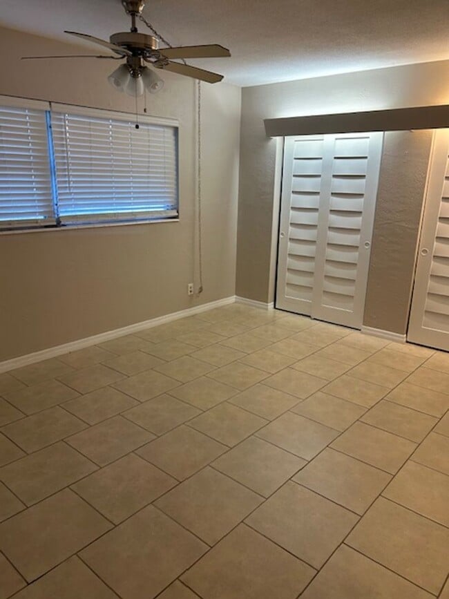 Building Photo - Beautifully landscaped 2/1/1 Jungle Prada ...