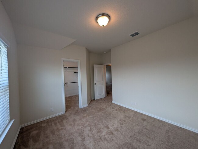 Building Photo - 4/2.5/2 with Large Game Room / Near Gruene...
