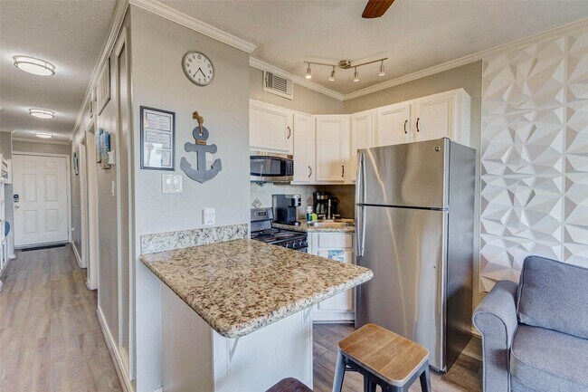 Building Photo - 6102 Seawall Blvd