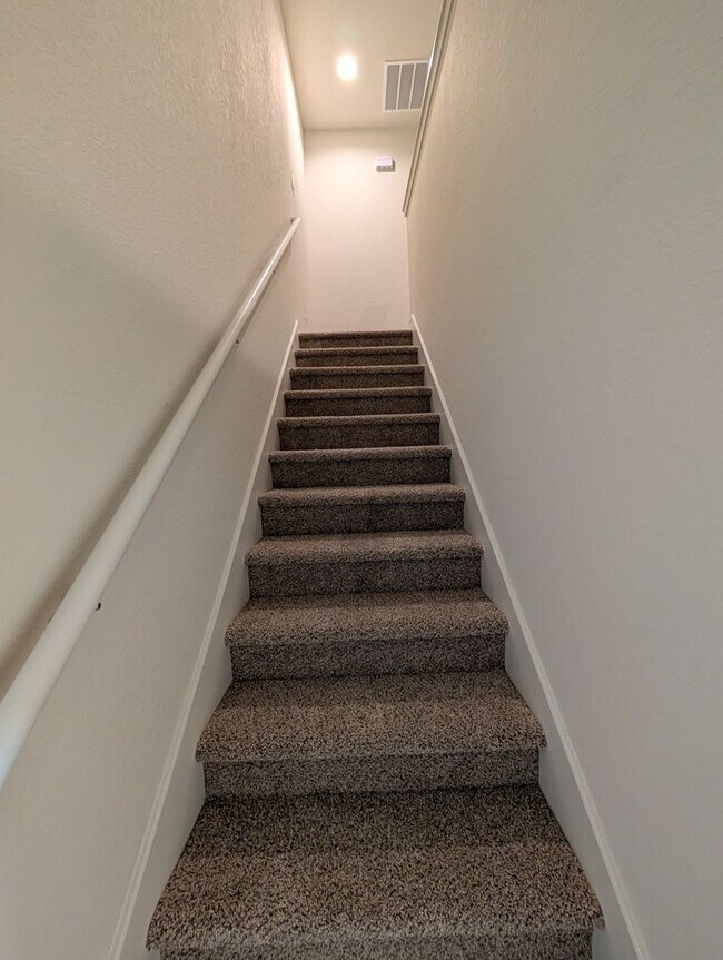 Building Photo - 1 MONTH FREE RENT / Close to HWY for Commu...