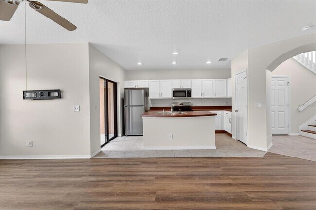 Building Photo - 30132 Mossbank Dr