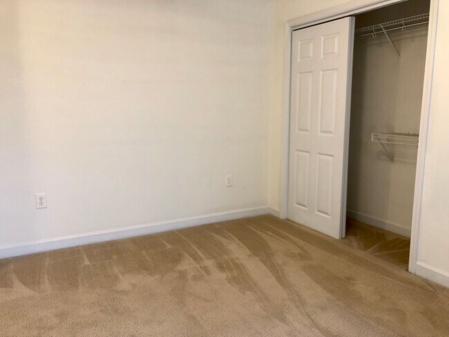 Building Photo - 3 Bedroom/3 Bathroom Condo in Harts Cove!