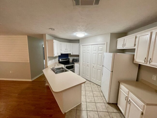 Building Photo - 3 bed 2 bath garden home in Brandon 047