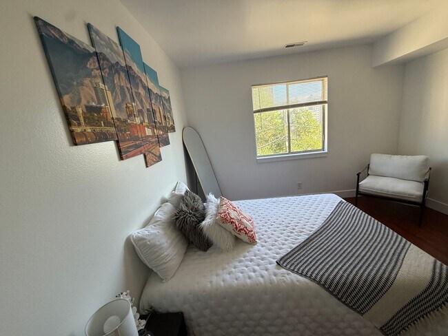 Building Photo - 68 E 200 S
