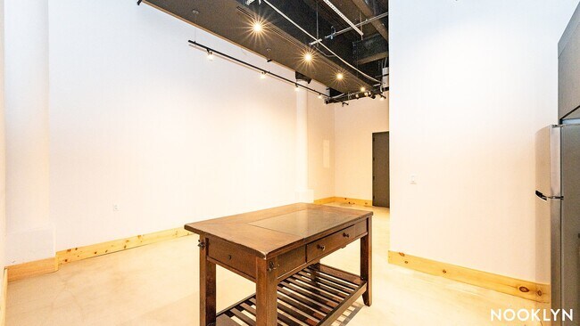 Building Photo - 255 18th St