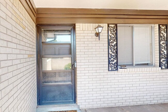 Building Photo - NE Brick Ranch 3/Bd 2/Ba 2 Cg 1782/sf
