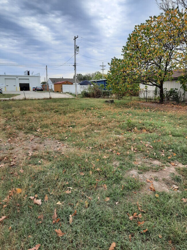 Building Photo - 1516 N Farmer Ave