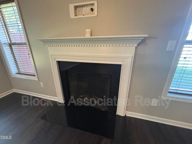 Building Photo - 438 Roanoke Dr