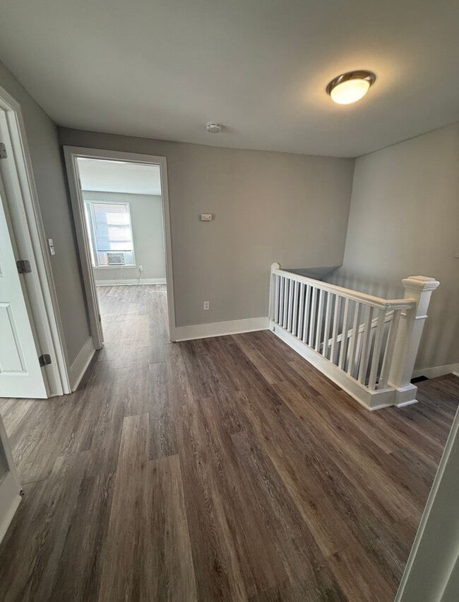 Building Photo - Close To Downtown & Vibrant Winston Attractions!!