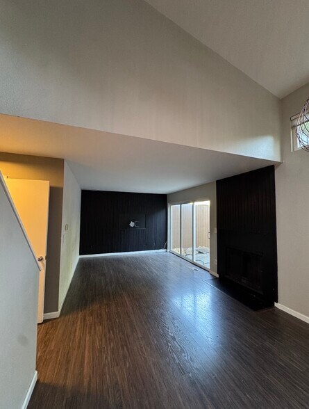 Building Photo - 1579 NW Eastbrook Ct