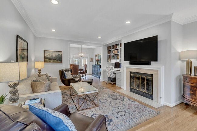 Building Photo - 3045 Woodlawn Dr