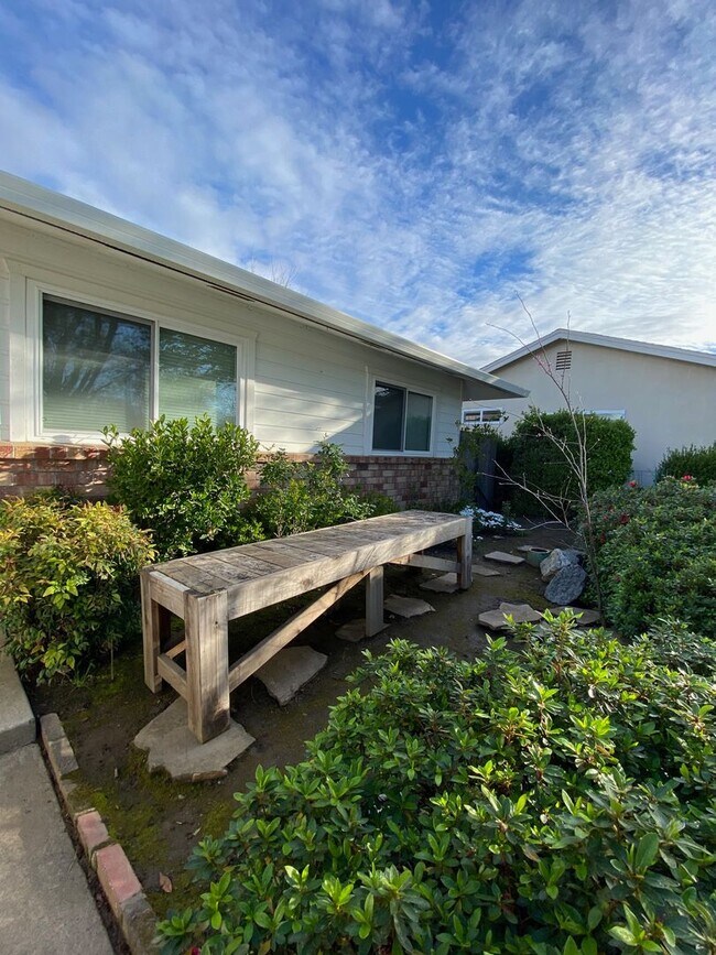 Building Photo - Beautiful 3 BDRM, 2 BATH Home w/ American ...