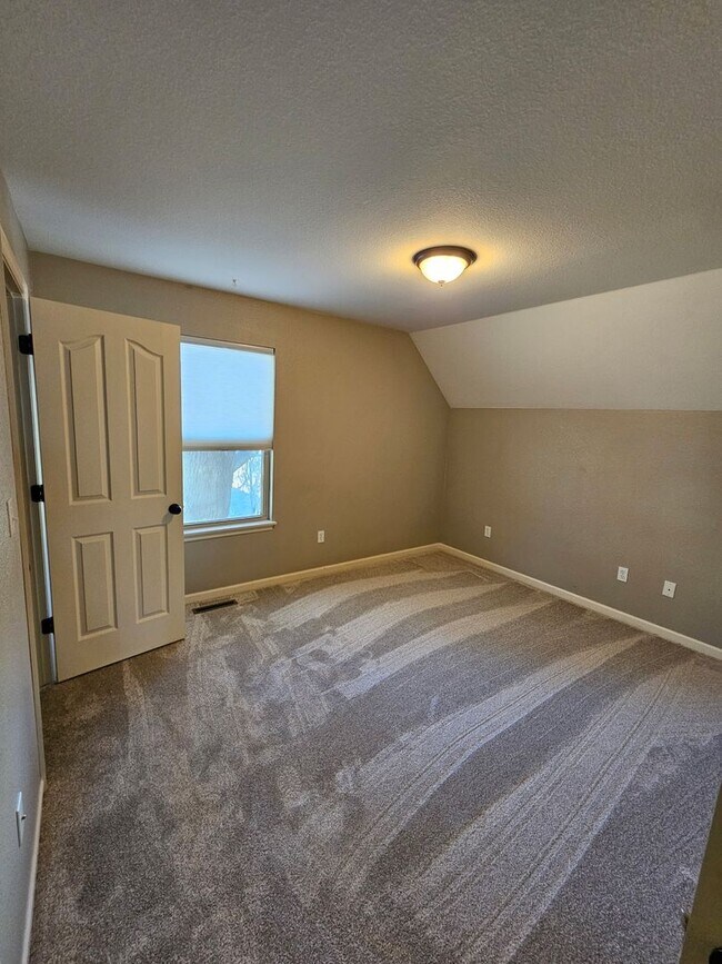 Building Photo - 3 Bedroom 2.5 Bathroom Home