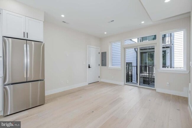 Building Photo - 722 Kenyon St NW