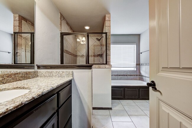Building Photo - Spacious 3-Bedroom Home in Yukon – Modern ...