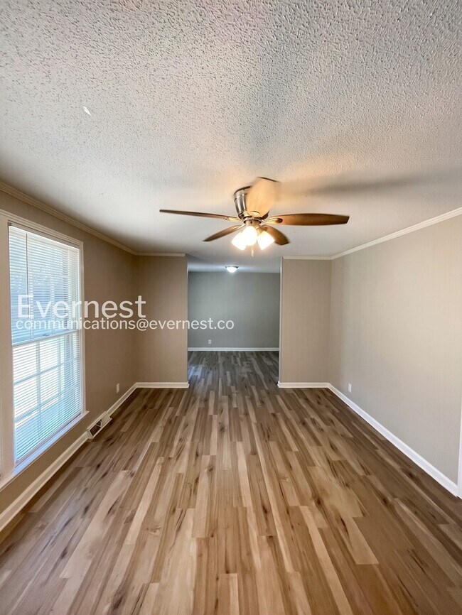 Building Photo - 3-Bedroom Home with Fenced Yard & Garage / Pet-Friendly / Available Now!