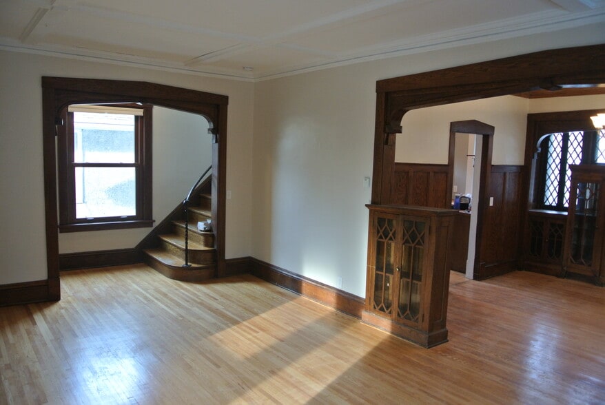 Main floor living / dining - 180 fairview ave s