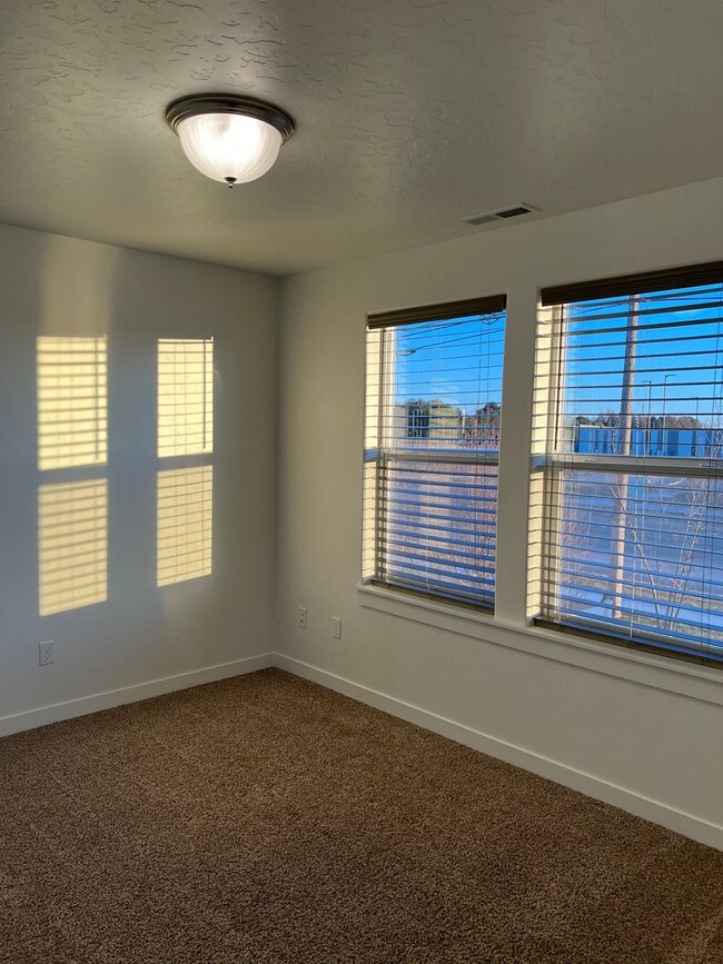 Building Photo - Townhome in Nampa close to CWI