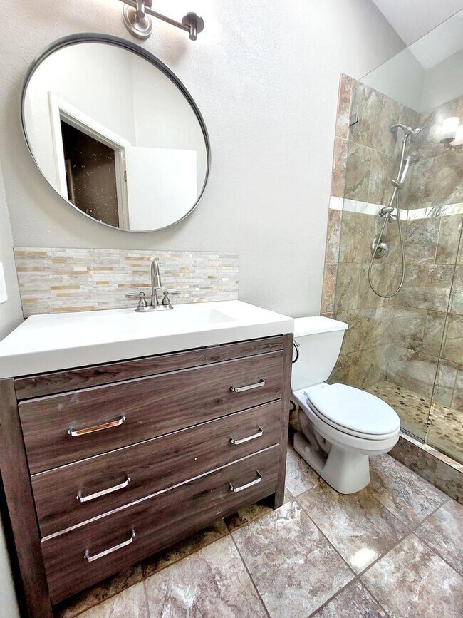 Building Photo - Well maintained 4 bedroom home on west side!