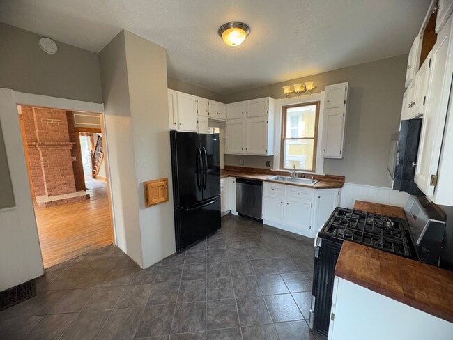 Building Photo - 4 bedroom home in the East Village of Dave...