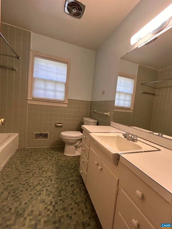 Building Photo - 214 Montvue Dr