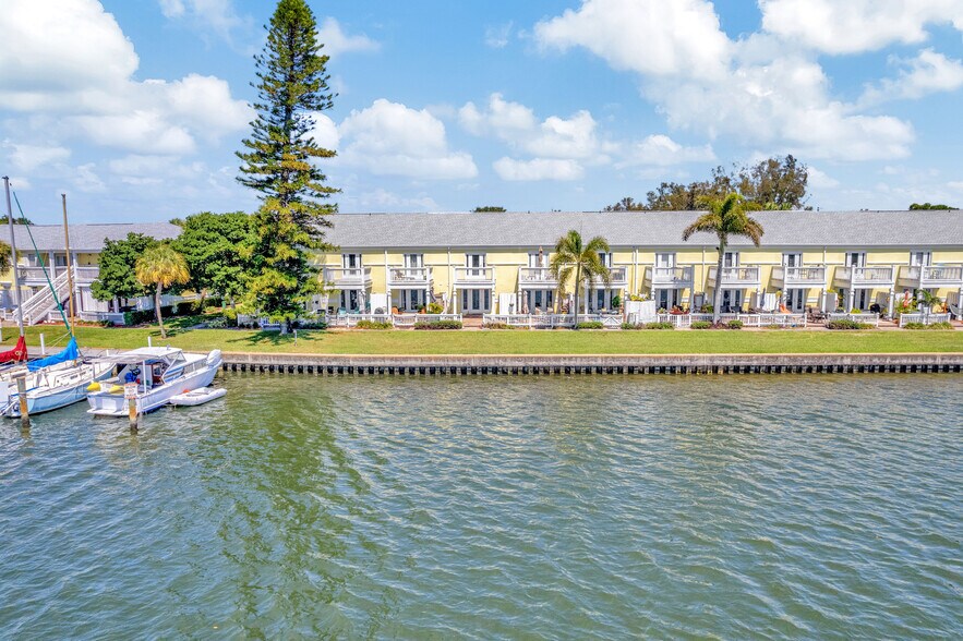 Building Photo - 3743 Pompano Dr SE