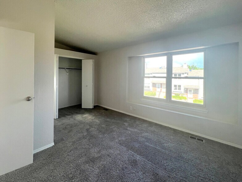 Building Photo - 3903 Smoke Tree Dr