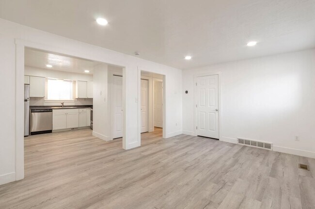 Building Photo - North Salt Lake 2 BD 1 BA - $500 Amazon Gift Card!! - $500.00 Security Deposit OAC -Brookside Lof...